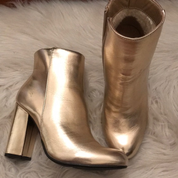 Shoes - Gold metallic booties ✨